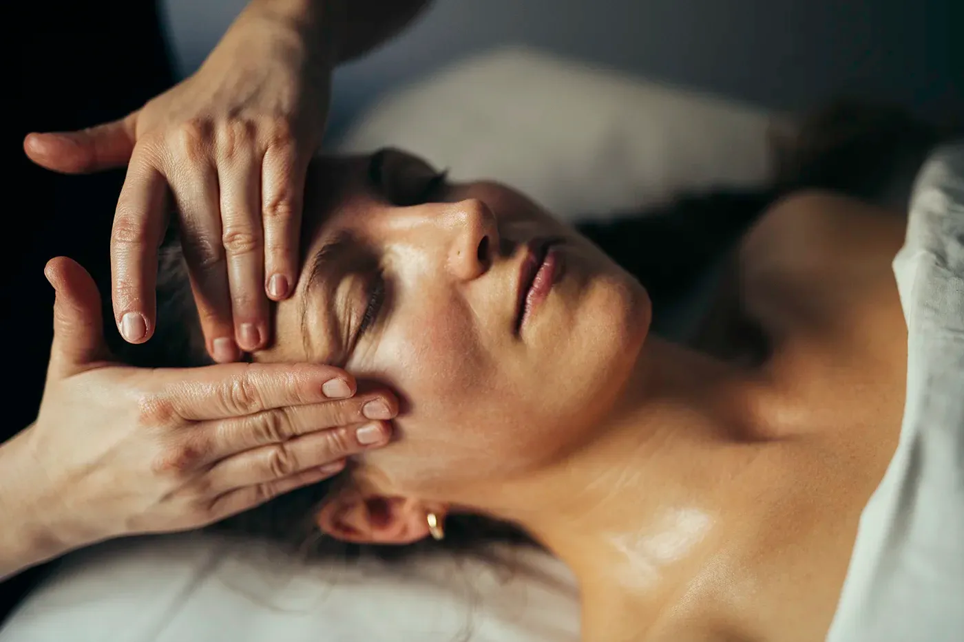 Nærværende ansigtsmassage hos Manual Therapies