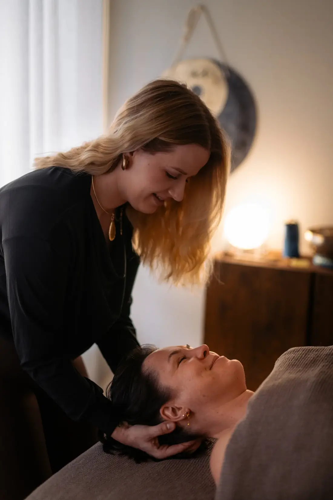 Alexandra podtrzymująca głowę klientki podczas masażu — manualtherapies, Frederiksberg.