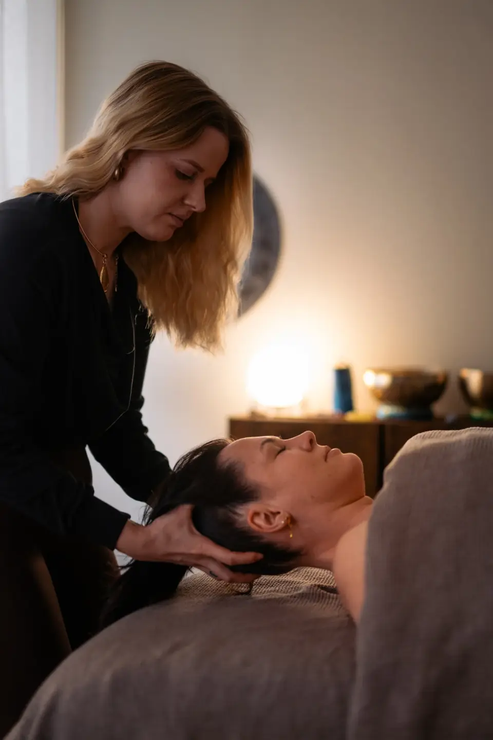 Alexandra pracująca dłońmi przy szyi i potylicy — manualtherapies, Frederiksberg.