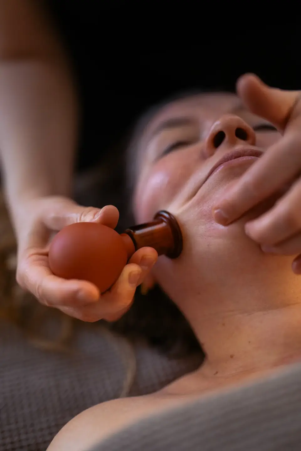 Mała bańka przy linii żuchwy podczas zabiegu na twarz — manualtherapies, Frederiksberg.