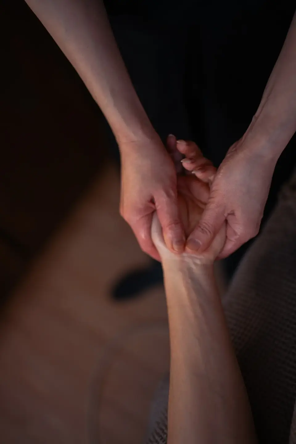 Zbliżenie masażu dłoni i kciuka — manualtherapies, Frederiksberg.